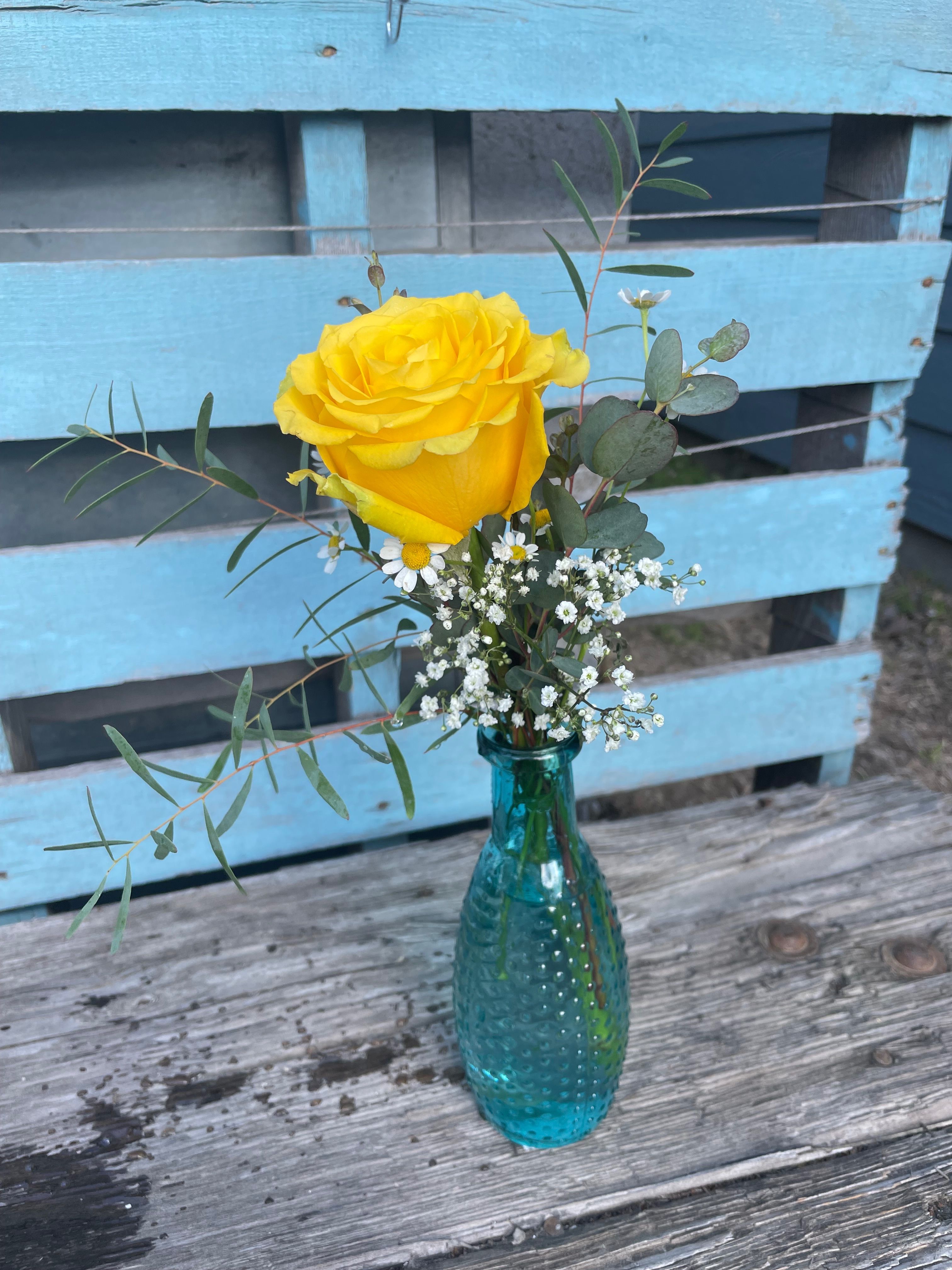 Yellow rose Budvase